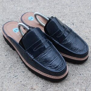 Donald Pliner Hillie Lug Sole Loafer Mule in Navy Crinkle Patent Sz 8.5